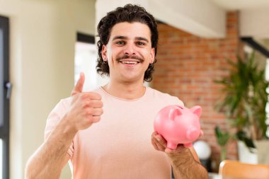 Kumbaralı genç ve yakışıklı bir adam. ev içi tasarruf kavramı