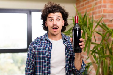 Genç yakışıklı adam yeni evini kutluyor.