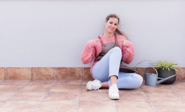 Kibirli ve agresif görünen, yukarıyı gösteren ya da ellerinle dalga geçen bir tavır takınarak. gardering konsepti