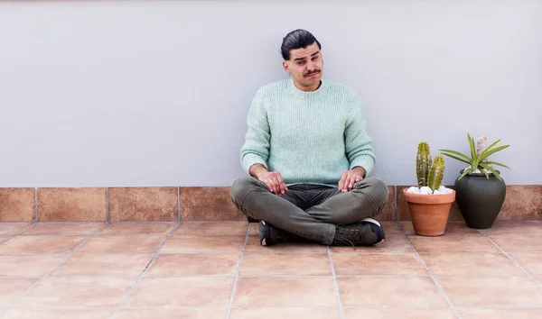 Junger Schöner Mann Beim Gärtnern Und Sitzen Auf Dem Fußboden — Stockfoto