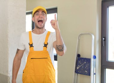 Genç yakışıklı bir adam bir fikri fark ettikten sonra mutlu ve heyecanlı bir dahi gibi hissediyor. Becerikli adam kavramı