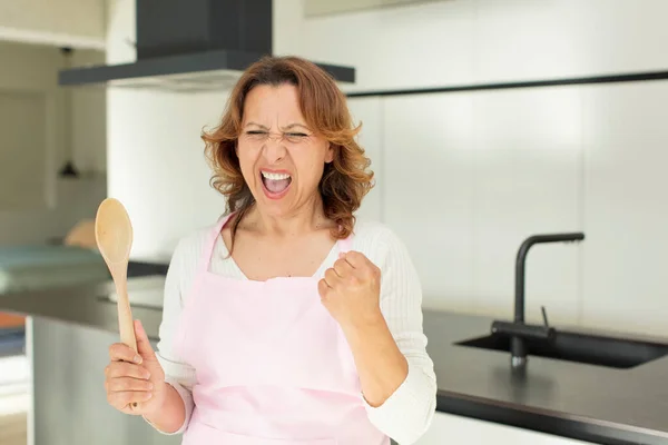 Mujer Bonita Mediana Edad Mirando Enojado Molesto Frustrado Cocina Casa — Foto de Stock