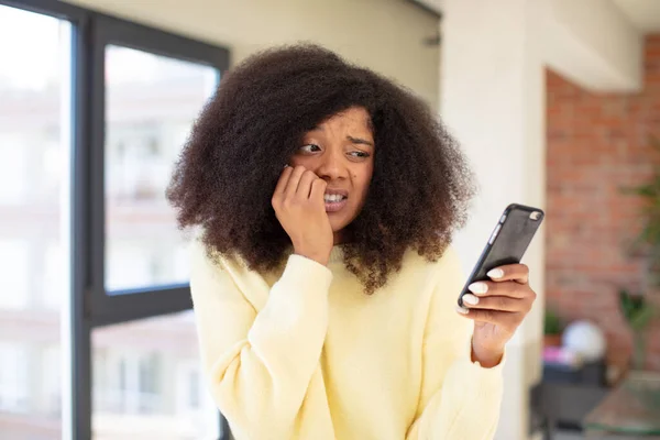 Mulher Negra Afro Bonita Sentindo Assustado Preocupado Com Raiva Olhando — Fotografia de Stock