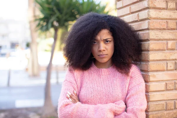 Afrikansk Amerikansk Vacker Kvinna Känner Sig Missnöjd Och Besviken Ser — Stockfoto