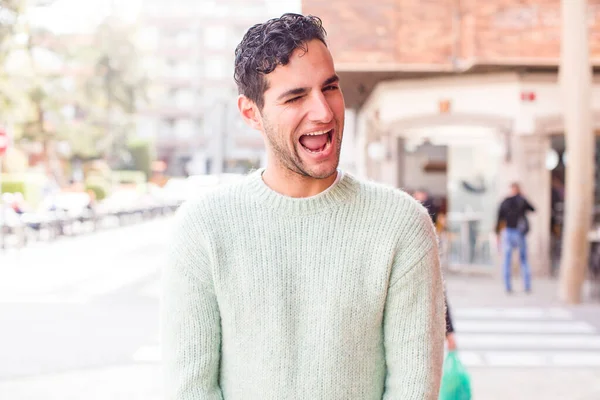 Νεαρός Ισπανός Που Δείχνει Χαρούμενος Και Φιλικός Χαμογελαστός Και Σου — Φωτογραφία Αρχείου