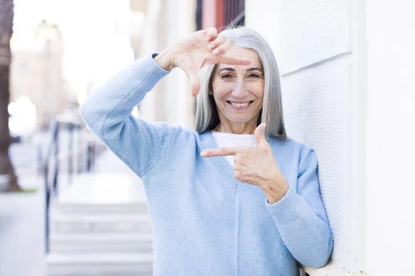 Senior Jubilado Bastante Blanco Cabello Mujer Sintiéndose Feliz Amistoso Positivo — Foto de Stock