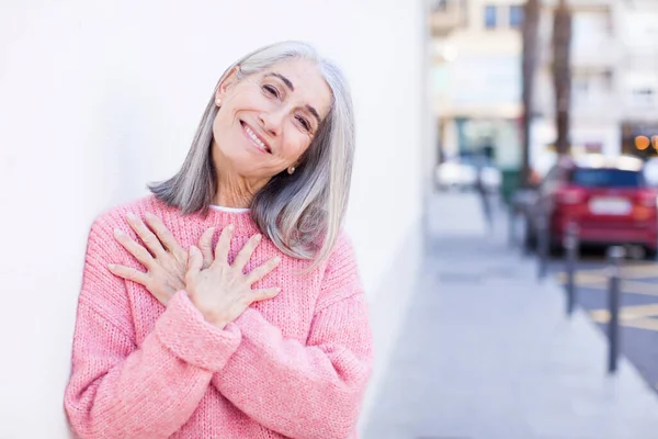 Jubilado Bastante Blanco Pelo Mujer Sintiéndose Romántico Feliz Enamorado Sonriendo — Foto de Stock