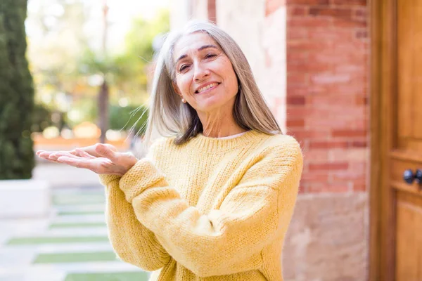 Senior Emerytowany Dość Siwe Włosy Kobieta Uśmiecha Się Czując Się — Zdjęcie stockowe