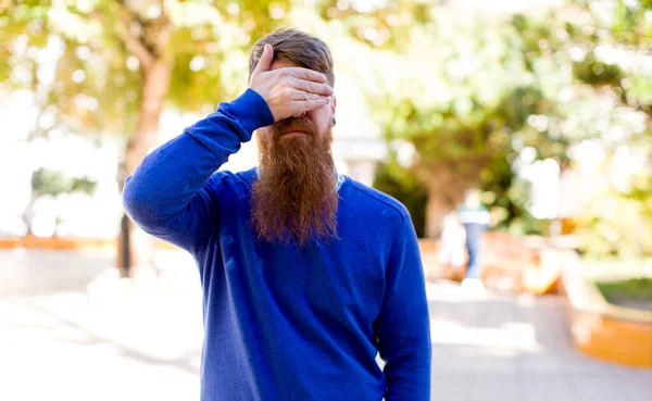 Zrzavé Vlasy Vousatý Muž Zakrývající Oči Jednou Rukou Pocit Strachu — Stock fotografie
