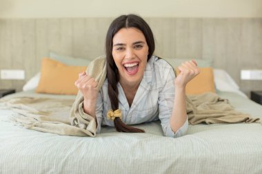 Oldukça genç bir model kızgın, sinirli ve sinirli görünüyor. dinlenme ve gecelik konsepti