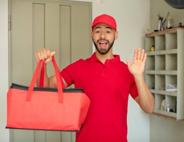 Genç yetişkin bir adam inanılmaz bir şey karşısında kendini mutlu ve şaşkın hissediyor. Pizza teslimatçısı konsepti