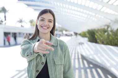 Genç ve güzel bir kadın kameraya bakıyor. Tatmin olmuş, kendinden emin, dostane bir gülümsemeyle. Seni seçiyor.