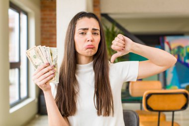 Dolar banknotları olan güzel bir genç kadın. Tasarruf. ev iç tasarımı
