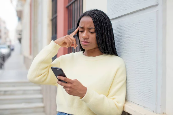 Mujer Afro Negro Mirando Sorprendido Realizando Nuevo Pensamiento Idea Concepto —  Fotos de Stock
