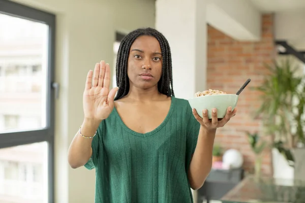 Czarna Afro Kobieta Wygląda Poważnie Pokazując Otwartą Dłoń Robi Gest — Zdjęcie stockowe