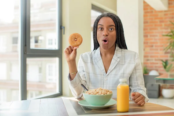 Czarna Afro Kobieta Czuje Się Bardzo Zszokowana Zaskoczona Koncepcja Śniadania — Zdjęcie stockowe