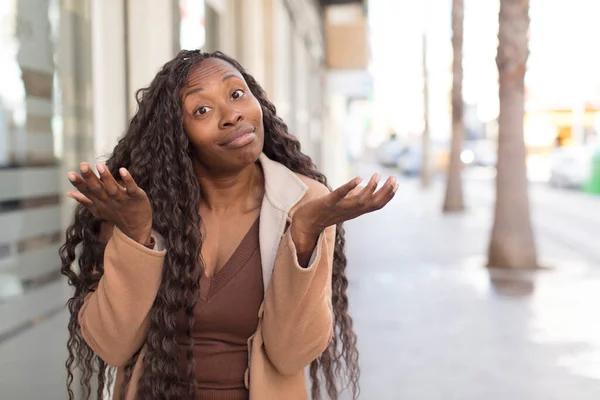 Afro Bonita Mujer Negra Sintiéndose Perpleja Confundida Dudando Ponderando Eligiendo —  Fotos de Stock