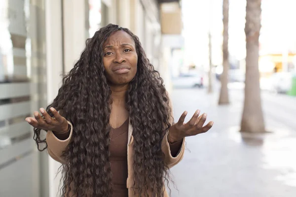 Afro Bonita Mujer Negra Buscando Desconcertado Confundido Estresado Preguntándose Entre —  Fotos de Stock
