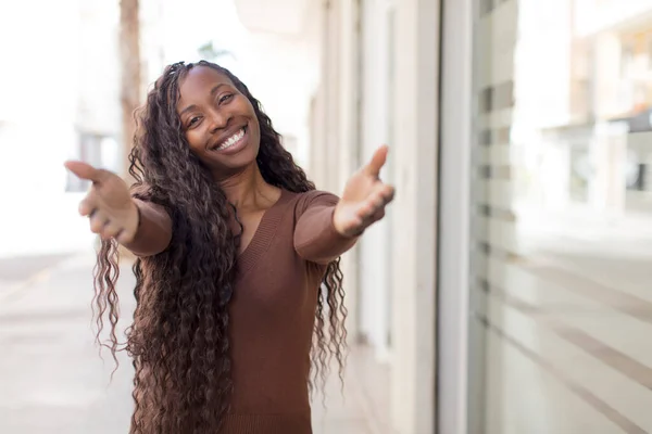 Afro Bonita Mujer Negra Sonriendo Alegremente Dando Cálido Amistoso Cariñoso —  Fotos de Stock
