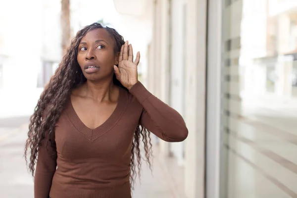 Afro Pen Svart Kvinne Ser Alvorlig Nysgjerrig Lytter Prøver Høre – stockfoto