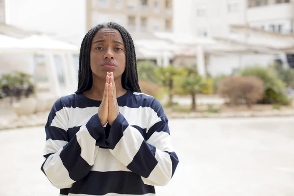 Afro Bonita Mujer Negra Sintiéndose Preocupada Esperanzada Religiosa Orando Fielmente —  Fotos de Stock