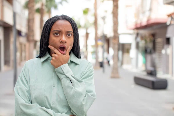 Afro Hübsche Schwarze Frau Mit Weit Geöffnetem Mund Und Augen — Stockfoto