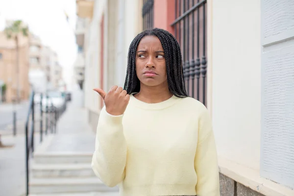 Afro Bonita Mujer Negra Preocupado Sintiendo Miedo Frustrado Estresado —  Fotos de Stock