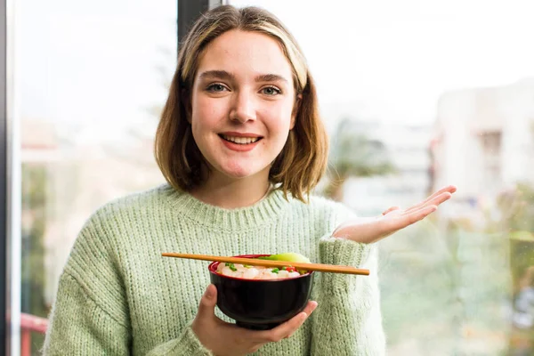 漂亮的年轻女人吃着拉面中国面碗 室内设计 — 图库照片