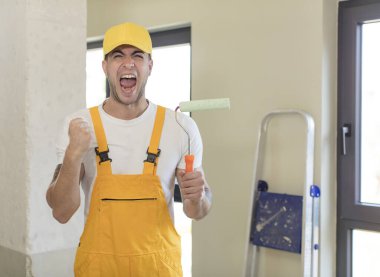 Genç ve yakışıklı bir adam sinirli, sinirli ve sinirli görünüyor. resim ev kavramı