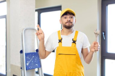 Genç yakışıklı adam şans diliyor ve şans diliyor. Becerikli adam kavramı