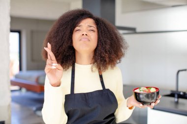 Güzel afro siyahi kadın şans diliyor. Japon eriştesi kavramı.