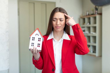 Şaşırmış görünüyor, yeni bir düşünce, fikir ya da konseptin farkına varıyor. gerçek durum kavramı