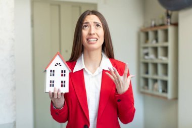 Elleri havada çığlık atıyorlardı. gerçek durum kavramı