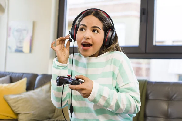 Pretty Latin Woman Playing Headset Controller Gamer Concept — Foto Stock