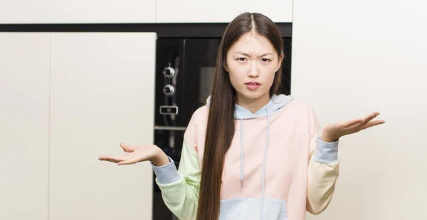 Asiatisch Schön Frau Bei Neu Zuhause Küche — Stockfoto
