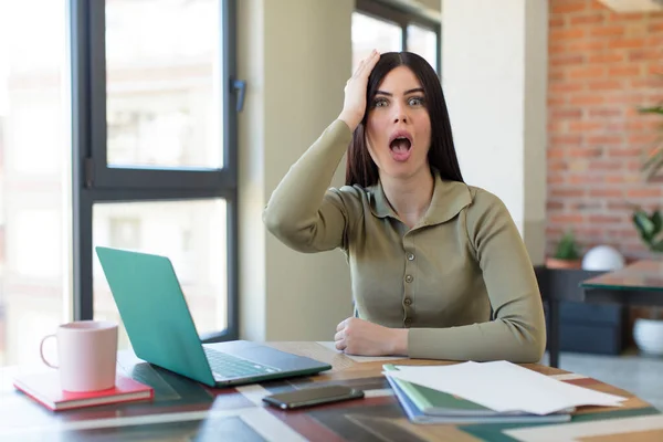 Mulher Muito Jovem Sentindo Extremamente Chocado Surpreso Conceito Laptop Mesa — Fotografia de Stock