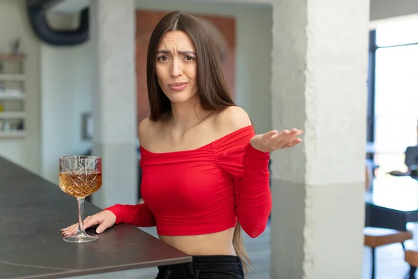 Encolher Ombros Sentir Confuso Incerto Conceito Cocktail — Fotografia de Stock