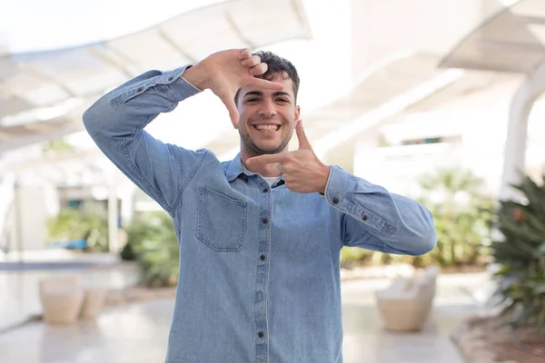 Genç Yakışıklı Adam Mutlu Arkadaş Canlısı Pozitif Hissediyor Gülümsüyor Elleriyle — Stok fotoğraf