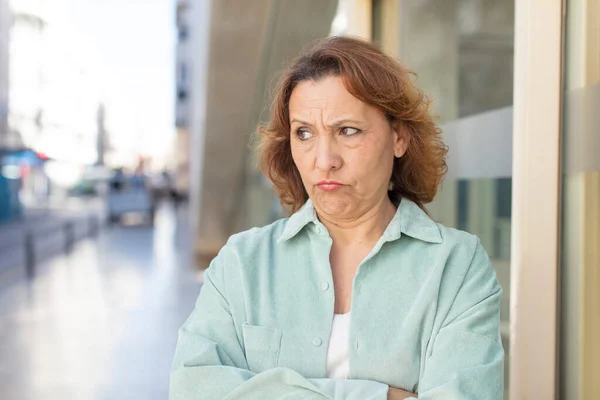 Женщина Среднего Возраста Чувствует Себя Недовольной Разочарованной Выглядит Серьезной Раздраженной — стоковое фото