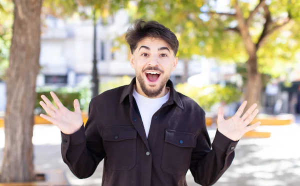 Joven Hombre Guapo Sintiéndose Feliz Emocionado Sorprendido Sorprendido Sonriendo Asombrado —  Fotos de Stock