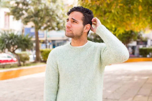 Jeune Homme Hispanique Sentant Perplexe Confus Grattant Tête Regardant Vers — Photo