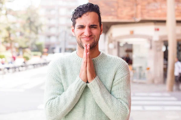 Молодой Латиноамериканец Чувствует Беспокойство Надежду Религиозность Верно Молясь Прижав Ладони — стоковое фото