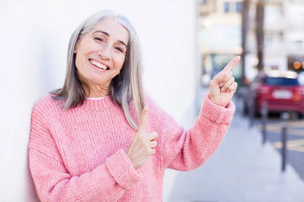Jubilado Bastante Mujer Pelo Blanco Sintiéndose Alegre Sorprendido Sonriendo Con — Foto de Stock