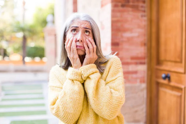 Senior Retired Pretty White Hair Woman Feeling Shocked Scared Looking — Stock Photo, Image
