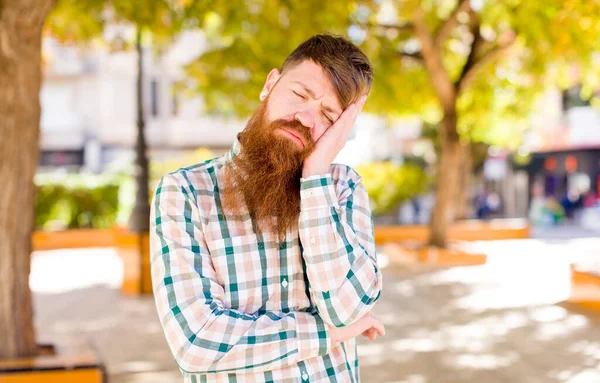 Capelli Rossi Uomo Barbuto Sentirsi Annoiato Frustrato Assonnato Dopo Compito — Foto Stock