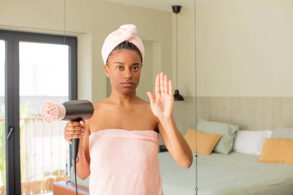 黑人非洲女人看起来严肃地表现出开放的手心制作停止手势 吹风机概念 — 图库照片