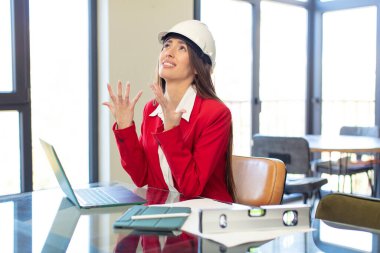 Elleri havada çığlık atıyorlardı. mimar konsepti