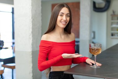 Neşeli bir şekilde gülümsemek, mutlu olmak ve bir konsept göstermek. Kokteyl kavramı