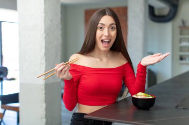 İnanılmaz bir şey karşısında mutlu ve şaşkın hissediyorum. Ramen eriştesi bar konsepti