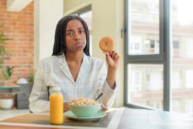 Siyah afro kadın üzgün ve ağlayan mutsuz bir bakışla ağlıyordu. kahvaltı kavramı